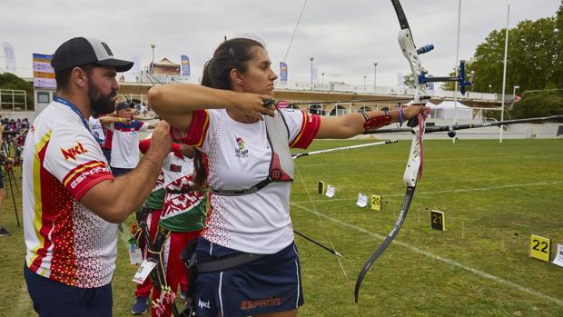 La arquera Inés de Velasco recibe los consejos de Elías Cuesta, responsable del equipo nacional