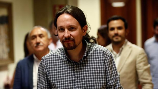 El secretario general de Podemos, Pablo Iglesias, en los pasillos del Congreso en junio