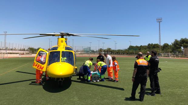 Traslado de un herido en un helicóptero del SAMU