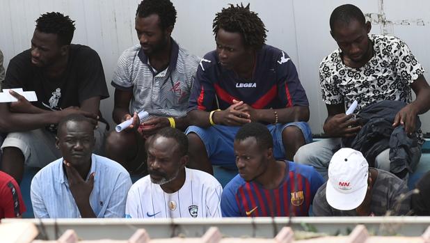 Inmigrantes del Open Arms, al ser desembarcados en Lampedusa