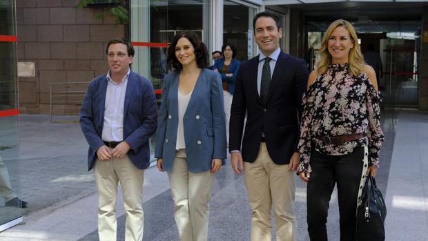 De izquierda a derecha: el alcalde de Madrid, José Luís Martínez Almedia, la presidenta de la Comunidad de Madrid, Isabel Díaz Ayuso, el secretario general del PP, Teodoro García y la vicesecretaria de Organazición, Ana Beltrán