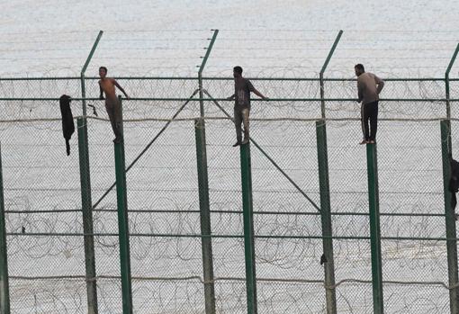 Inmigrantes en la valla de Ceuta