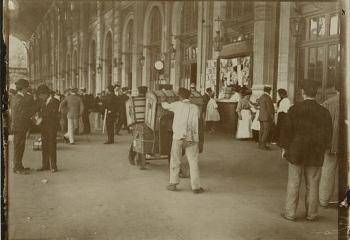 FotografÃa tomada a finales de agosto en 1906 que muestra decenas de viajeros volviendo de las vacaciones en la Estación del Norte