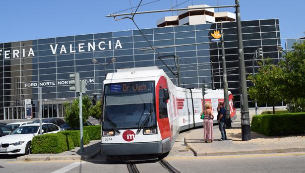 Imagen del tranvía frente a las instalaciones de Feria Valencia