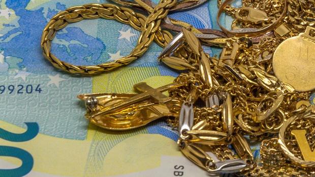 La acusada se puso de acuerdo con dos amigas para vender las joyas en tiendas de oro