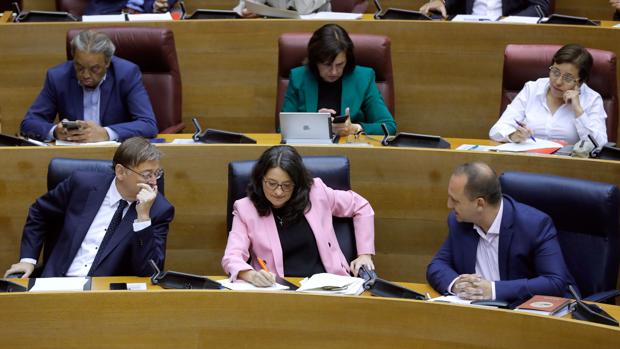 Ximo Puig, Mónica Oltra y Rubén Martínez Dalmau, en las Cortes Valencianas este miércoles