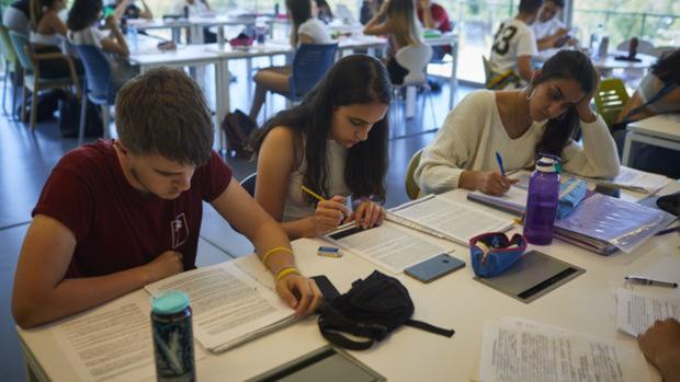 Estudiantes en la biblioteca