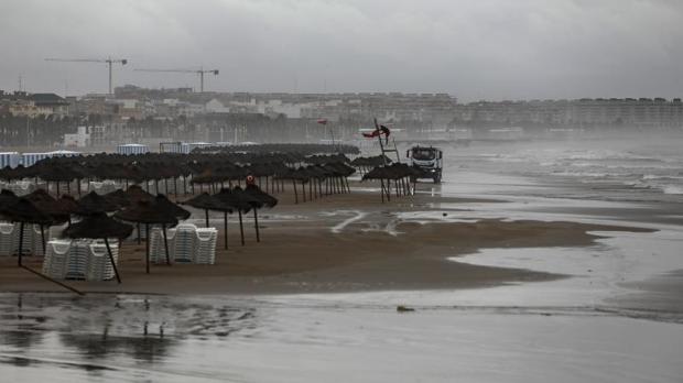 Aspecto que ofrecía este jueves la playa en Valencia por el mal tiempo