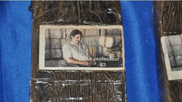 La imagen del actor que encarna a Pablo Escobar, en uno de los fardos