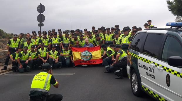 Fotografía de familia con Román David, que sostiene una bandera de España