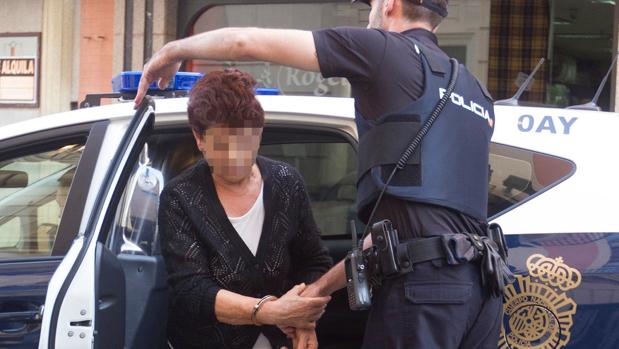 La anciana detenida por la muerte de su marido llega a los juzgados de la capital zamorana a prestar declaración