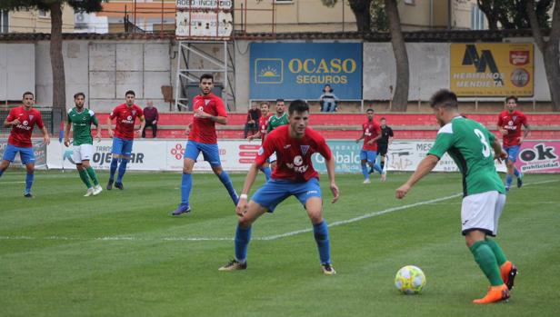 Álex Alonso, defensa del Toledo, intenta un avance en La Roda