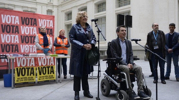 Carmena y el exconcejal de Participación, Pablo Soto, en la presentación de los presupuestos participativos