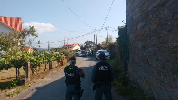 Agentes de la Guardia Civil, en el municipio pontevedrés de Valga