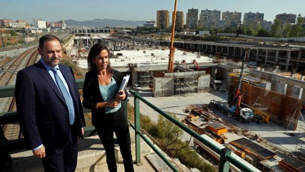 Ábalos y la presidenta de Adif, Isabel Pardo de Vera, frente a las obras