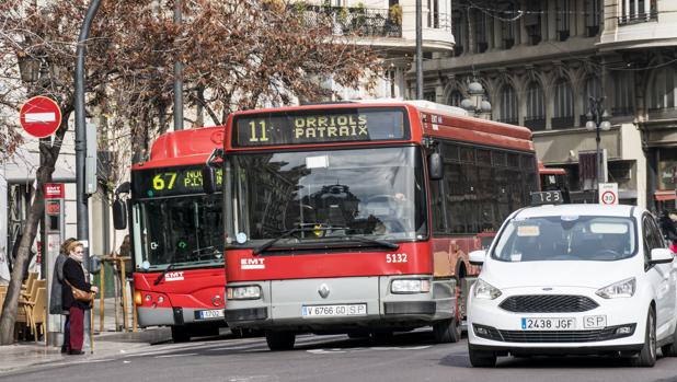 Imagen de archivo de unos autobuses de la EMT de Valencia