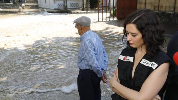 Villar del Olmo durante la visita de la presidenta de la Comunidad