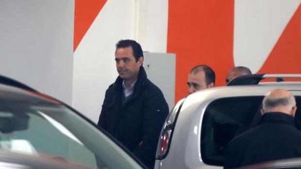 El acusado del crimen, Miguel López, en el concesionario de coches que regentaba, donde murió su suegra de dos tiros en la cabeza