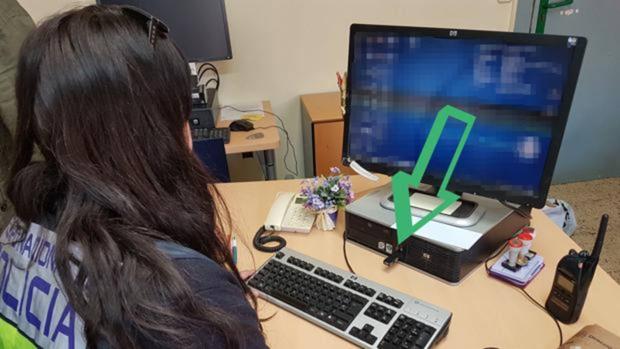 Una agente de la Policía trabajando en la investigación del caso de los dos universitarios