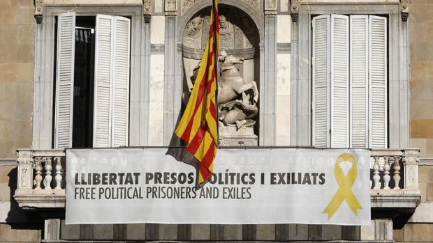 La pancarta partidista que todavía cuelga en el balcón del Palau de la Generalitat