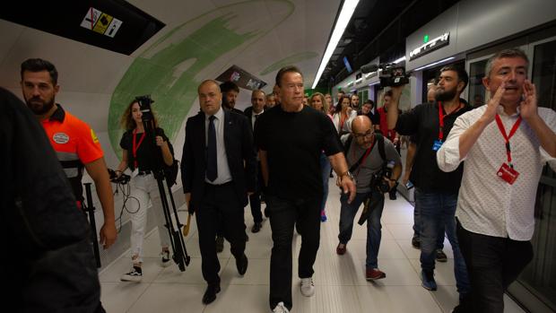 Schwarzenegger durante su visita al metro de Barcelona