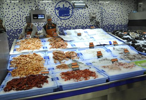 Mercadona busca reponedores y repartidores, con sueldos de hasta 1.800€ contrato fijo 3 Imagen de unos empleados de un supermercado de Mercadona en Toledo