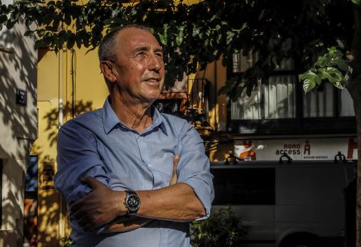 Joan Baldovi, frente a la sede de Compromís en Valencia