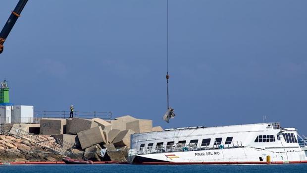Operaciones de desguace por piezas del ferry Pinar del Río en la escollera de Dénia (Alicante)