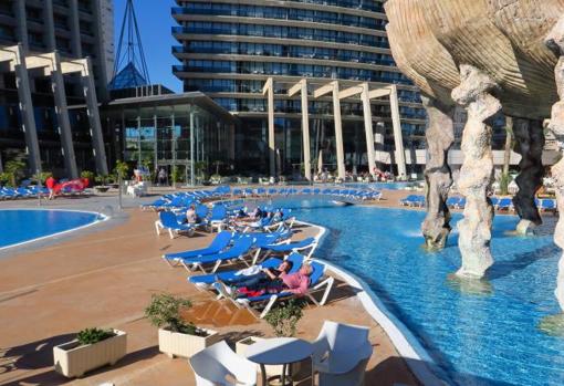 Terraza de un hotel en el principal destino de la Costa Blanca