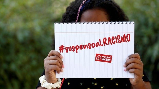 La menor posa con el lema que han lanzado sus padres contra el racismo