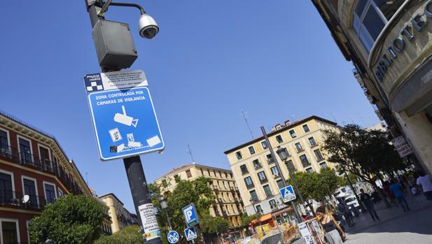 Una cámara de videovigilancia en la plaza de Lavapiés
