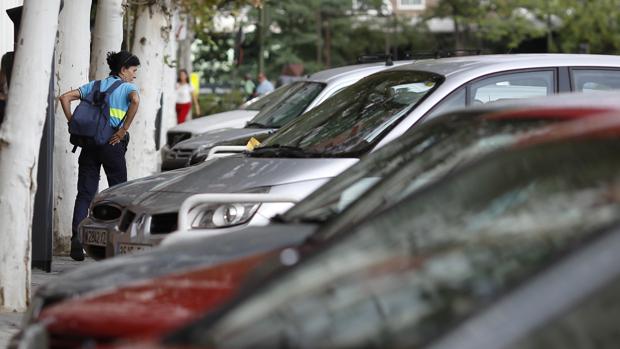 Un controlador del Servicio de Estacionamiento Regulado