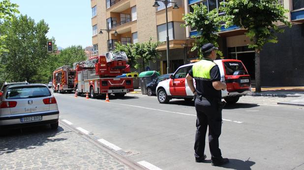 Un agente de la Policía Local de Alcoy durante una intervención en la calle