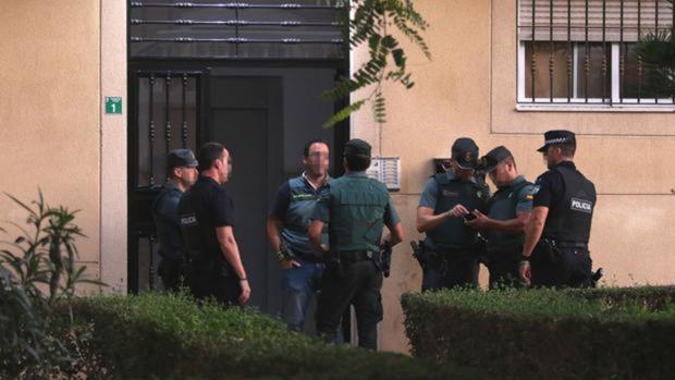 Agentes de la Guardia Civil durante el registro de la casa de Huércal en al que se cometió el crimen