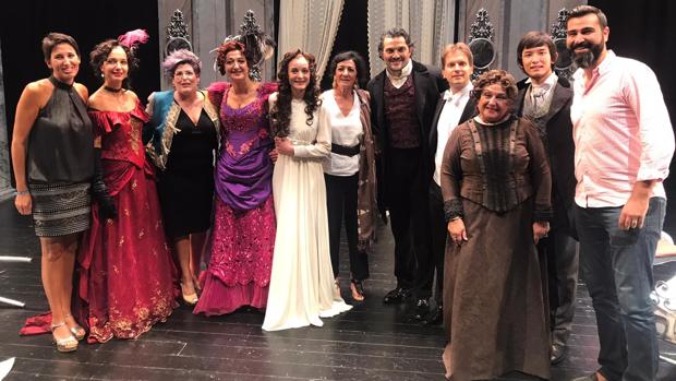 Artistas de la compañía lírica Ópera 2001 con la directora del Auditori Teulada Moraira, Maite Serrat