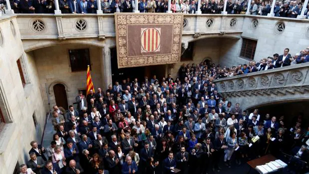 Alcaldes y miembros del gobierno catalán, hoy, en el acto de rechazo de la sentencia del Supremo