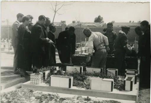 Imagen de la primera exhumación de José Antonio Primo de Rivera en 1939