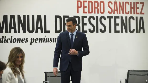 Pedro Sánchez y su esposa, en la presentación del libro, el pasado 21 de febrero