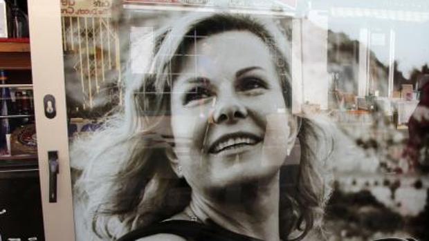 Foto de María Jesús y su acordeón en el restaurante donde ha actuado 50 años