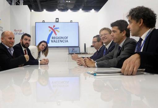 Un momento de la reunión entre representantes de Turismo en la Comunidad Valenciana y Alicante, Ximo Puig y un directivo de ABTA, este lunes en Londres