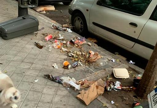 Basura en el suelo, tras esparcir los restos de una papelera