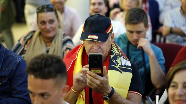 Un asistente a un mitin de Vox en Córdoba celebrado durante la última campaña