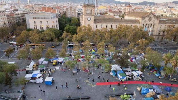 La Guàrdia Urbana desaloja la acampada «indepe» del centro de Barcelona