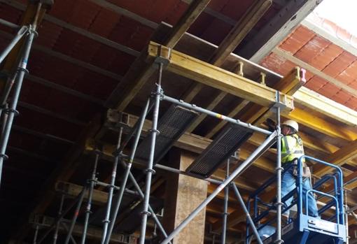 Trabajos de reparación de la cubierta del depósito