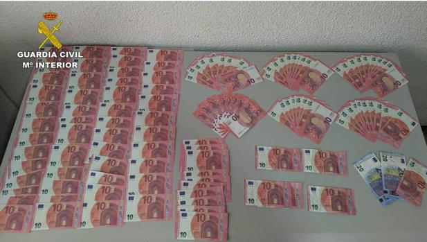 Billetes remendados de imitación (atrezzo) intervenidos al presunto falsificador, que pensaba colocar