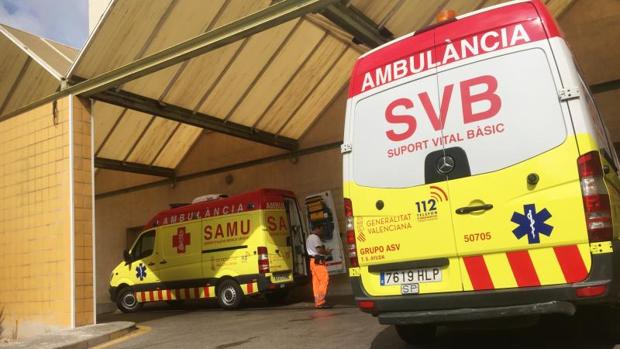 Ambulancias del SVB y el SAMU en Urgencias del Hospital General de Alicante