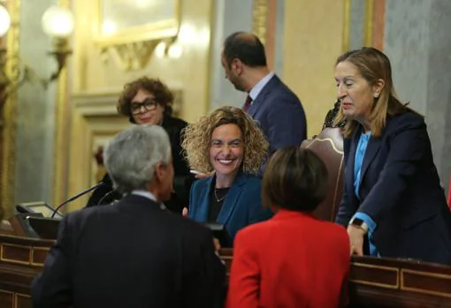 La presidenta de la cámara, Meritxell Batet, junto a miembros de la Mesa