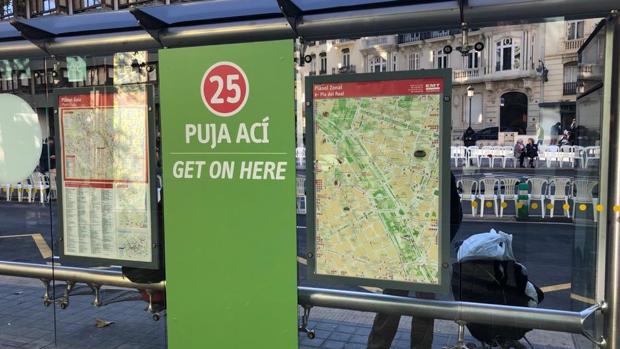 Imagen de una parada de la EMT en el centro de Valencia