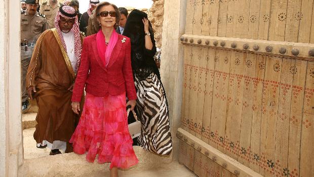 Doña Sofía, vestida de color fucsia en su viaje a Arabia Saudí de 2006