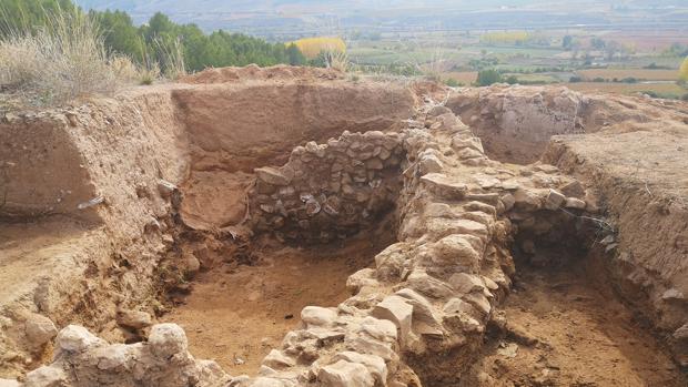 Restos de construcciones de lo que fue el poblado de Alcocer, conquistado por El Cid a los musulmanes, según el poema del Cantar